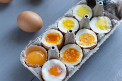 ゆで卵と半熟卵、生卵、目玉焼きの栄養を比較