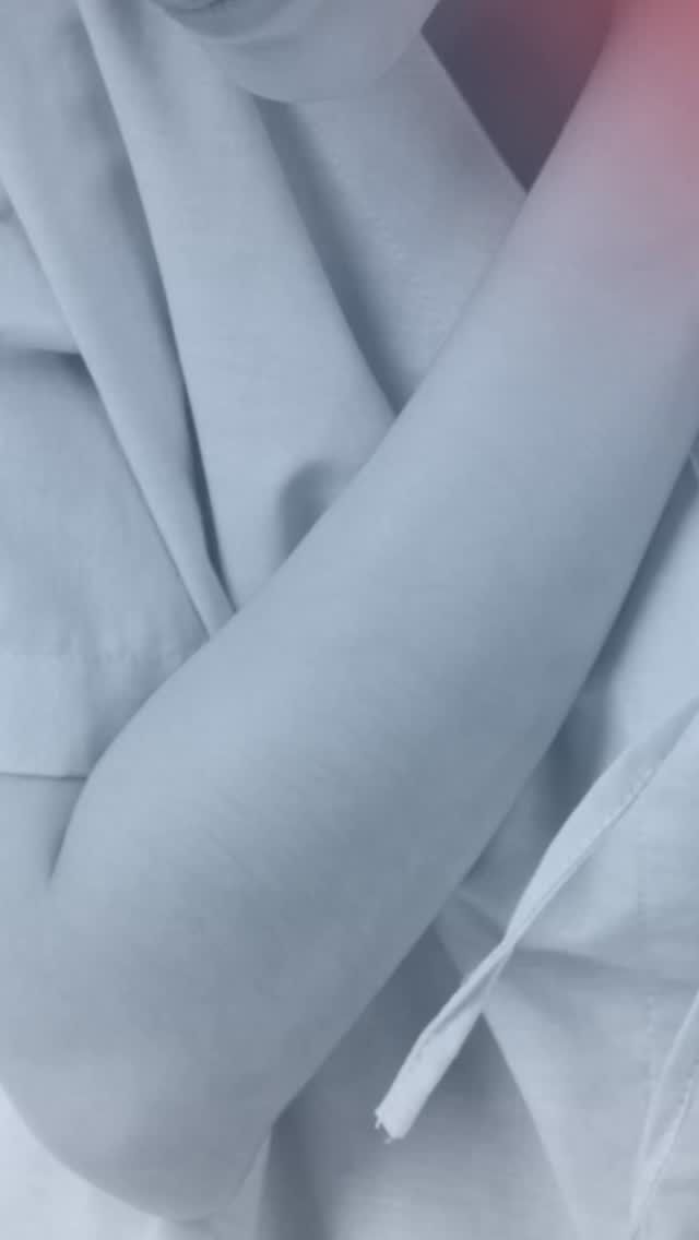 頭痛や肩こり、腰の重だるさが気になるけど、「体質だから」と諦めている方もいらっしゃるのではないでしょうか？
これらの不調、漢方薬でアプローチできるかもしれません☝️自分に合った医療用漢方を使って、体質改善を目指してみませんか✨𓈒 𓏸 𓐍 𓂃 𓈒𓏸 𓂃◌𓈒𓐍 𓈒𓈒 𓏸 𓐍 𓂃 𓈒𓏸 𓂃◌𓈒𓐍 𓈒診療時間
平日　9：00～13：00、14：00～18：00
夜間　18：00〜22：00 △
土曜　9：00～13：00△
※休診日:日祝診療代：保険診療（3割負担）
内科、アレルギー科、皮膚科
初診：¥760～1,180＋お薬代
再診：¥230～1,250＋お薬代＊上記はあくまで診療費の目安であり、実際には診療内容によって異なります。
＊ほか、システム利用料として¥1,000、院内処方の場合、送料¥550かかります。診療代（税込）：自由診療
ピル処方、美容内服、ドクターズコスメ¥0
婦人科、漢方¥1,100
郵送性病検査¥8,000
禁煙治療：初診料¥0予約はプロフィール欄のリンクから🔗
@synchealth_clinic●医療用漢方
・治療内容：イライラや冷え性、むくみなど原因のはっきりしない不調の軽減、風邪の初期症状や鼻炎の軽減、便秘の改善など
・リスク・副作用：食欲不振、胃のもたれ、腹痛、軟便・下痢、皮膚のかゆみなどが出ることもある
・価格（税込）：加味逍遙散（¥3,003～¥30,631）
　　　　　　　　当帰芍薬散（¥2,772～¥28,274）
　　　　　　　　桂枝茯苓丸（¥2,723～¥27,770）
　　　　　　　　五苓散（¥1,150～¥6,552）
　　　　　　　　葛根湯（¥1,210～¥6,897）
　　　　　　　　小青竜湯（¥1,210～¥3,630）
　　　　　　　　桔梗湯（¥825～¥2,475）
　　　　　　　　麻黄湯（¥1,040～¥3,119）
　　　　　　　　防風通聖散（¥2,475～¥13,365）
　　　　　　　　芍薬甘草湯（¥1,980～¥3,762）
　　　　　　　　呉茱萸湯（¥2,574～¥4,891）＊上記に加え、別途送料¥550（税込）がかかります。
＊当院で取り扱っているお薬について、詳しくはプロフィール欄のリンクからご確認ください🔗
＊適正な治療のために医師の判断によりご希望のお薬が処方できない場合や対面医療機関への受診をお勧めすることがあります。#頭痛
#肩こり
#腰痛
#呉茱萸湯
#芍薬甘草湯
#内側から整える
#漢方薬
#体質改善
#オンライン診療
#シンクヘルスクリニック