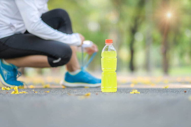 上手に活用したいスポーツドリンク～糖質量とその比較までポイント解説～