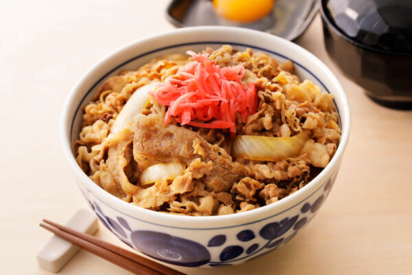 牛丼のカロリーは高い?~ダイエット中の食べ方や栄養バランスについても解説~