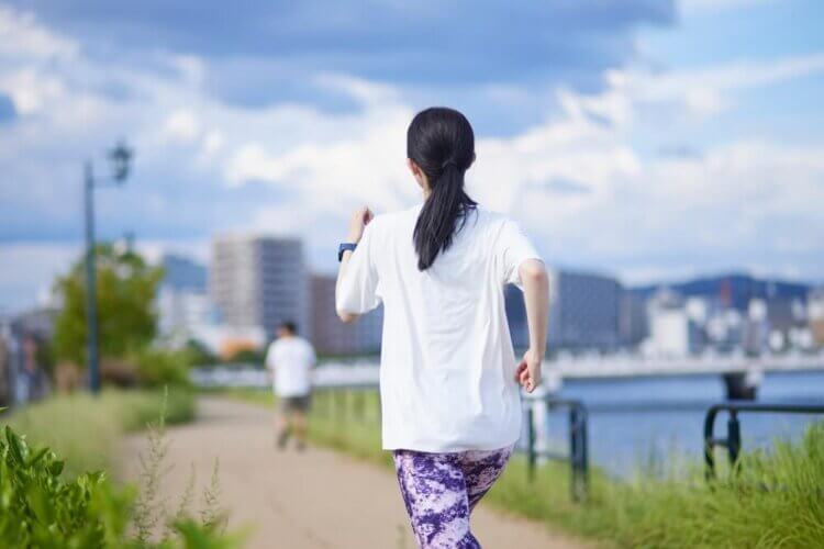 歩数を意識してカロリーを消費しよう〜運動の目安や続けるコツを解説〜