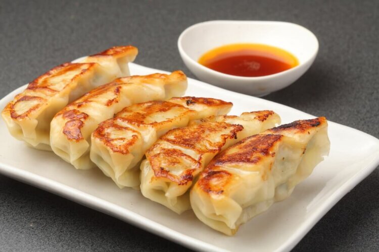 餃子のカロリーと糖質量は高い?〜ダイエット時のポイントも解説〜
