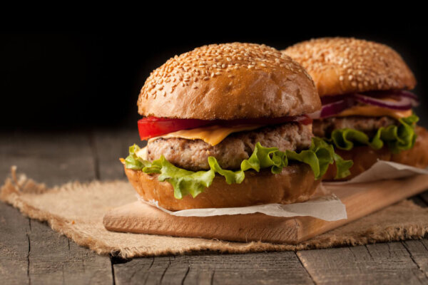 ハンバーガーのカロリーと糖質は高い?〜栄養とダイエットの観点から徹底解説〜