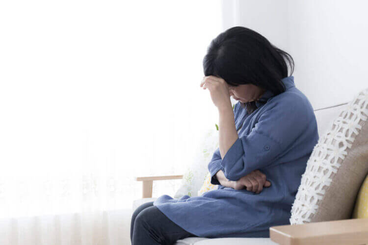 【医師監修】更年期のイライラはなぜ起こるの?〜更年期とホルモンとの関係や対処法を紹介〜